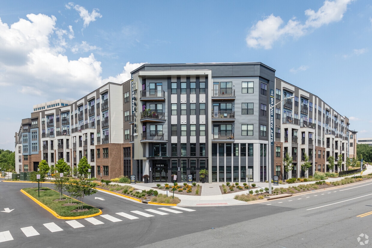 The Point at Ridgeline Apartments Herndon, VA