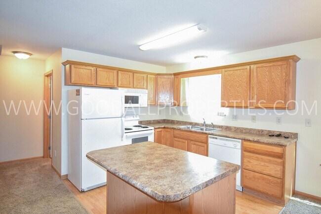 Foto del edificio - 2-Bedroom, 2-Bath Urbandale Townhome with 2-Car Attached Garage