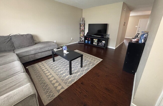 Foto del edificio - 6503 Dunn Dr