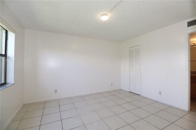 Foto del edificio - 10013 Winding Lake Rd