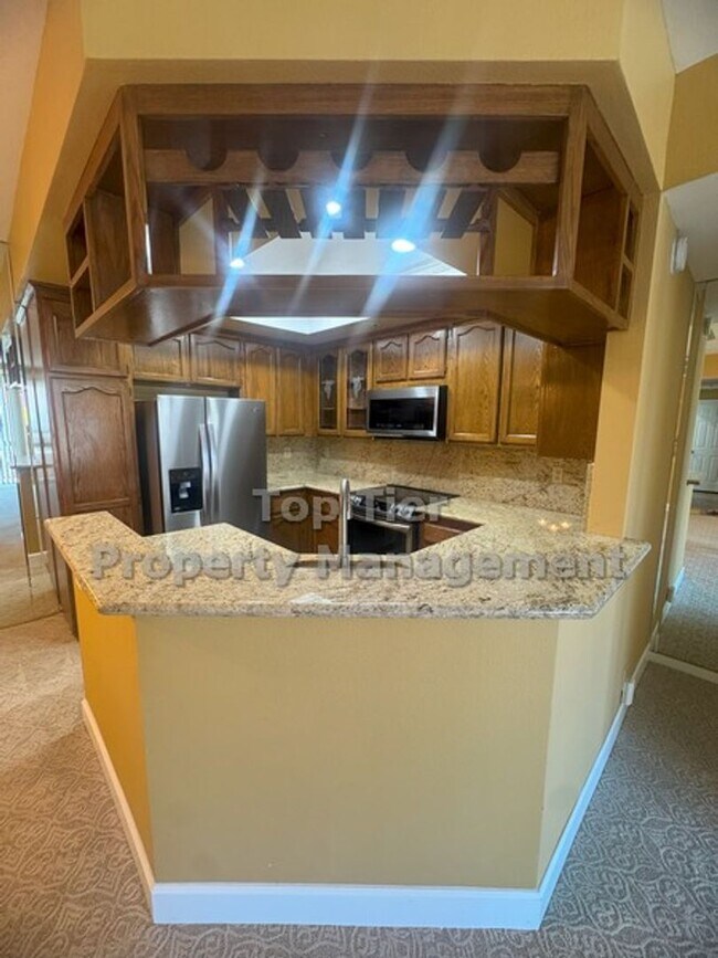 Building Photo - Upgraded Top-Floor 2 bed/ 2 bath with Pool...