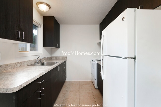 Building Photo - Beautifully Updated NE Portland Glenfair O...