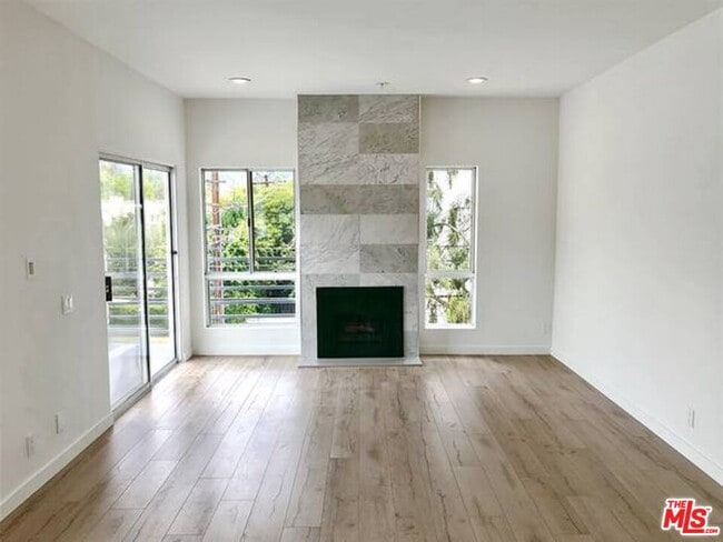 Building Photo - 301 S Swall Dr