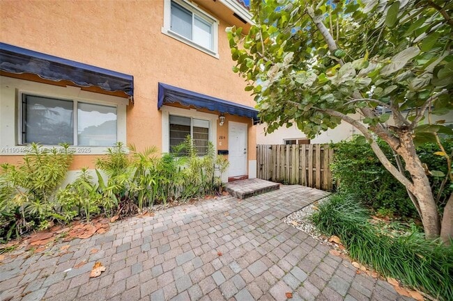 Photo - 2814 SW 27th St Townhome