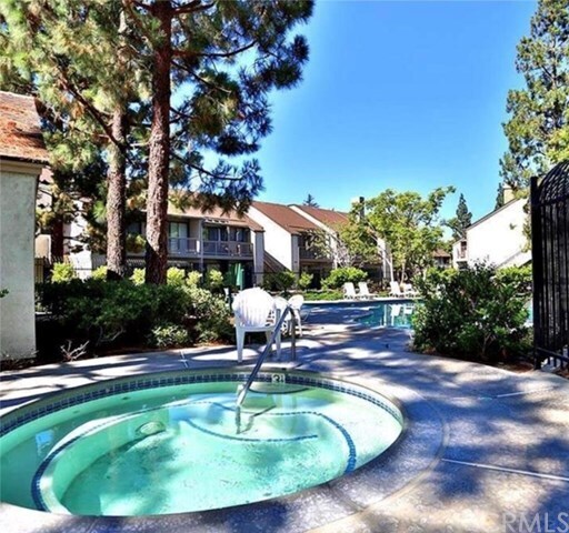 Foto del edificio - 10551 Lakeside Dr South Unit J