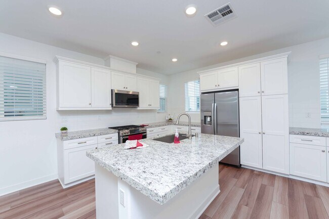 Building Photo - 4 Bedroom & 4 Bathroom