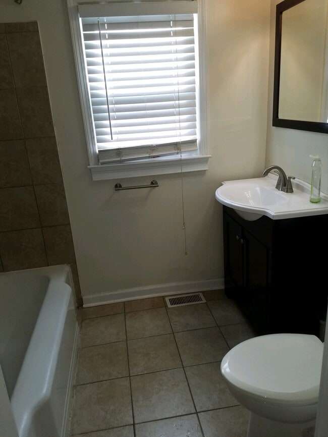 Building Photo - 460 Glide St