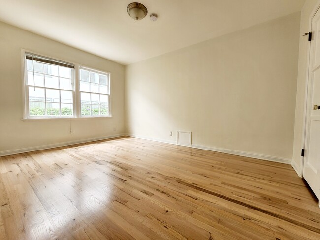 Room 1 - 436 Kelton Ave