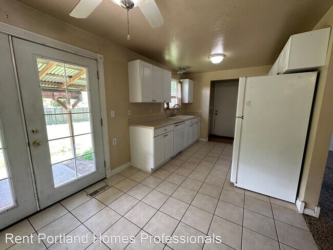 Building Photo - 3 br, 1 bath House - 11900 SE Mathers Road