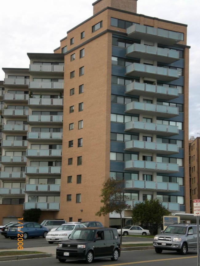 Building - 300 Lynn Shore Dr