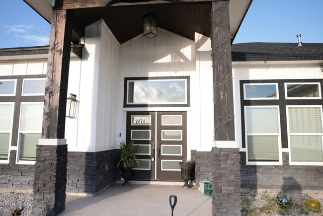 Foto del edificio - Experience Country Living: A Modern 4-Bedr...