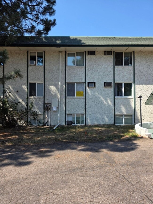 Photo - Great location off Leetsdale/Parker and Florida with lots of amenities such as AC, pool, hot tub,... Apartment