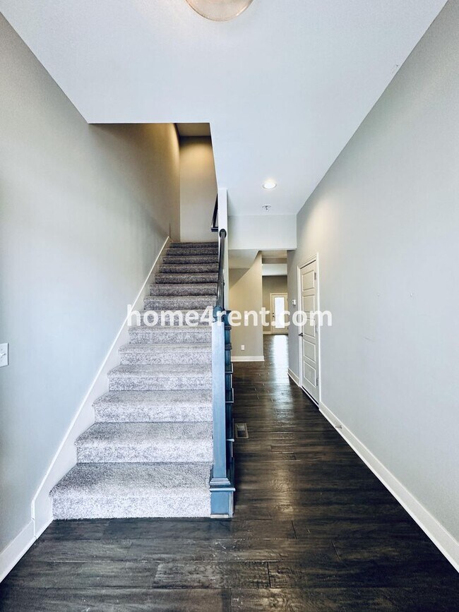 Foto del edificio - Stunning, Maintenance Free Townhome in Desoto w/ an Elegant Kitchen and Wood Floors Throughout!