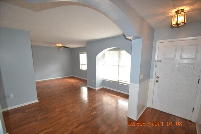 Building Photo - 21864 Pineywood Dr