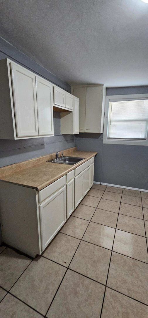 Foto del edificio - Corner Lot rental home!