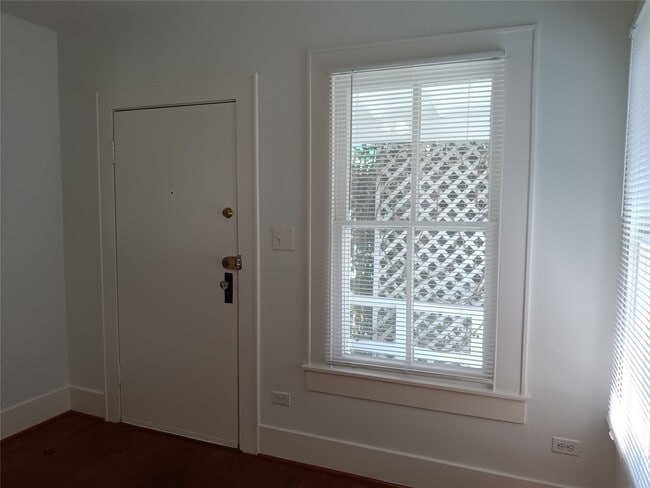 Building Photo - 2725 1/2 Bernardo De Galvez Ave