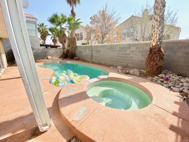 Building Photo - SPECTACULAR 2 STORY HOME 3 BEDROOM 2.5 BAT...