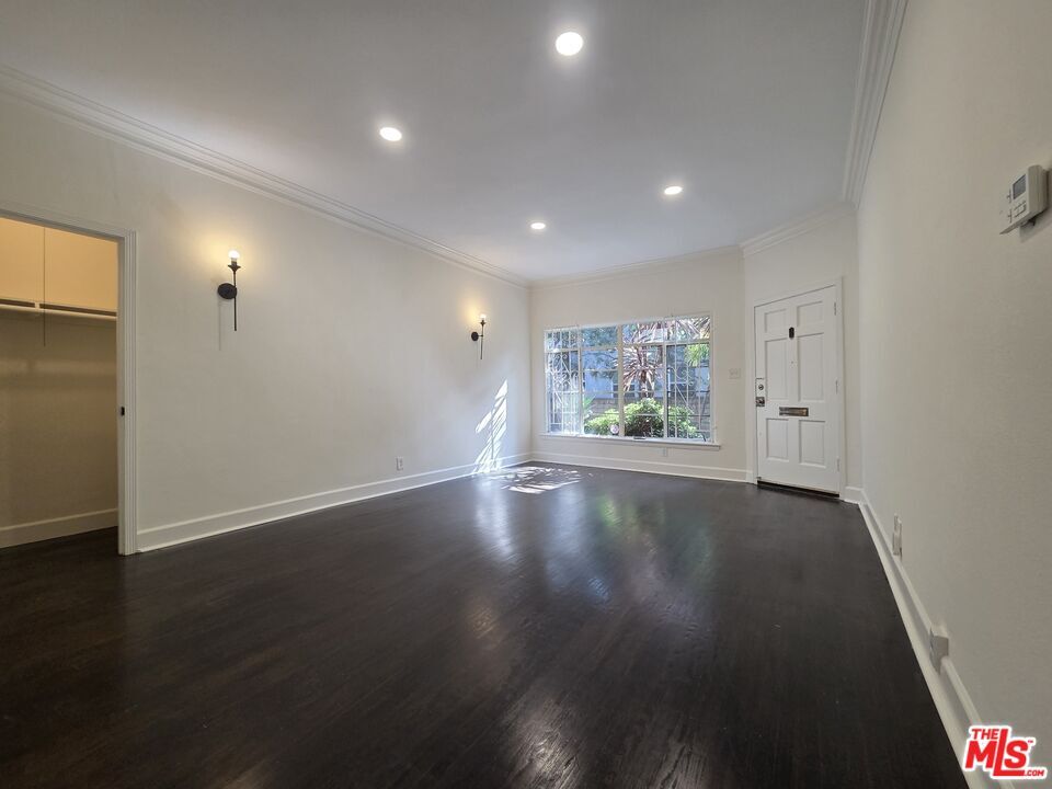 Foto principal - 107 N Sweetzer Ave