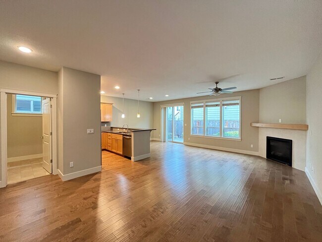 Building Photo - Beautiful 3 Bedroom x 2.5 Bath Home w/Loft...