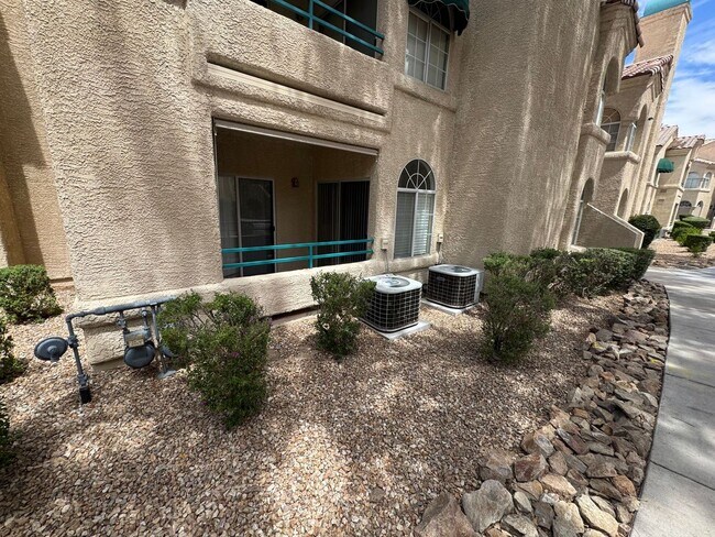 Foto del edificio - Charming First-Floor Condo with Resort-Style Amenities