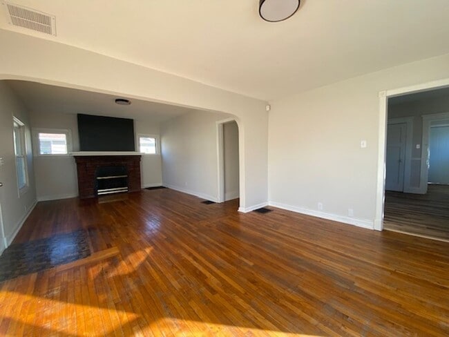 Building Photo - Welcome to this charming 4-bedroom, 1-bathroom home located in the heart of Springfield, OH+