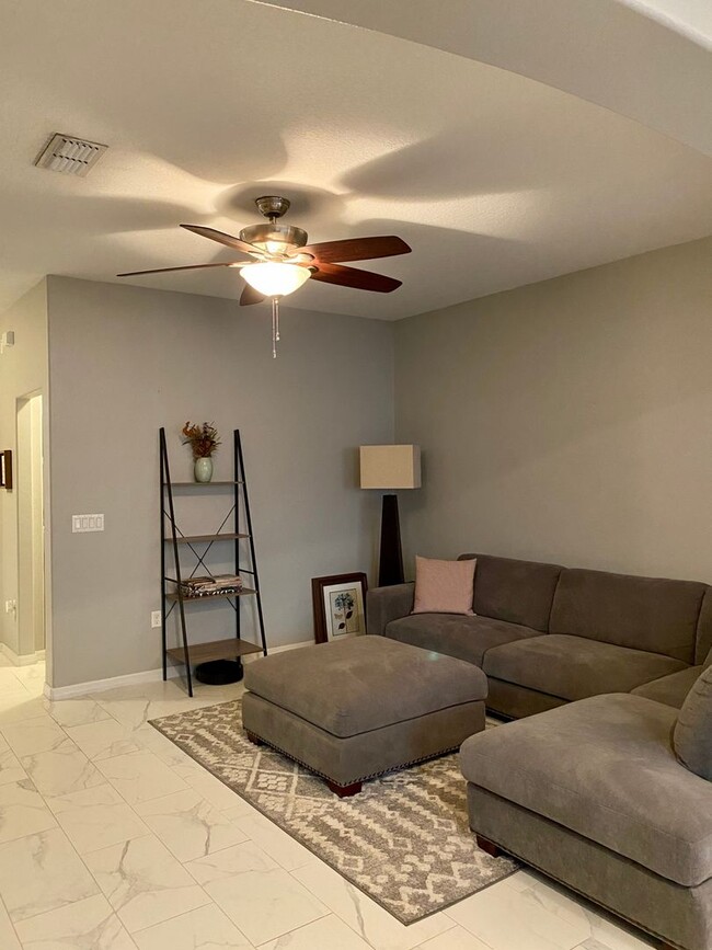 Building Photo - Super 3 bdrm 2-1/2 bath townhome  in gated Community!