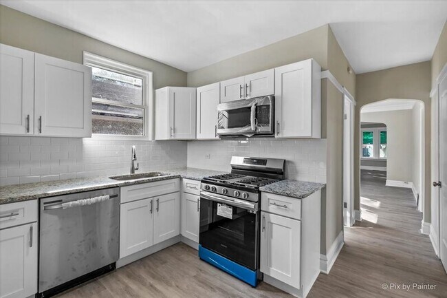 Foto del edificio - 7815 S Langley Ave