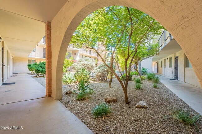 Foto del edificio - 4727 E Lafayette Blvd