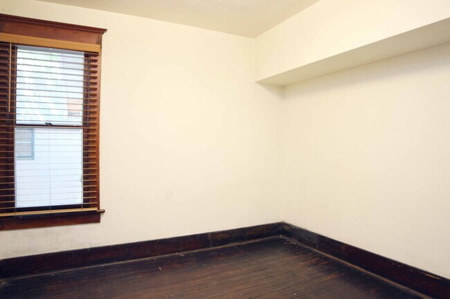 Building Photo - 637 Mathews St