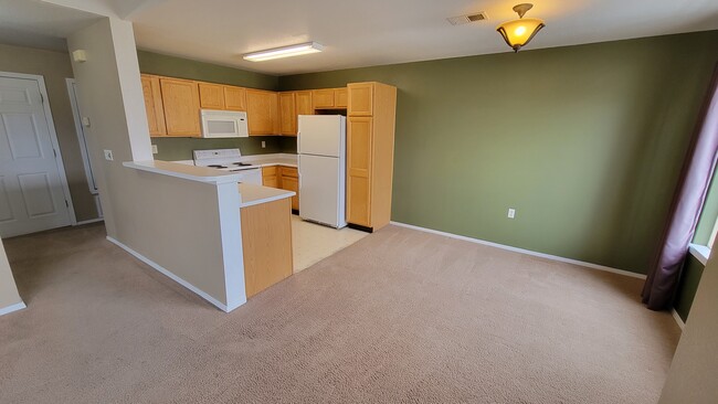 Kitchen/dining - 3002 W Elizabeth St