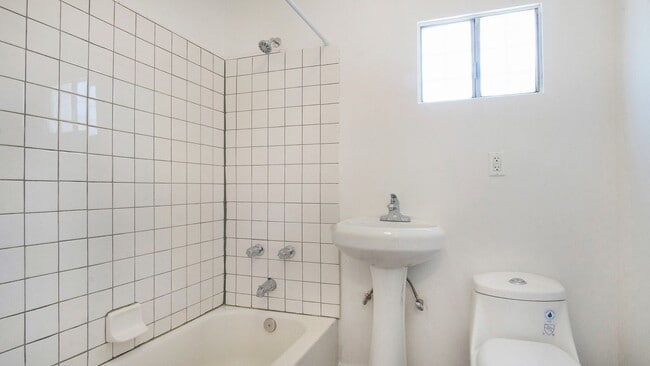 Building Photo - Lemon Avenue Triplex