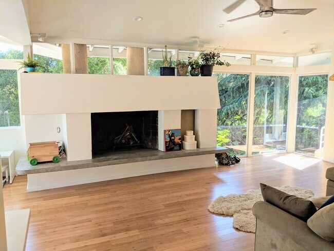 Foto del edificio - 1200 N Topanga Canyon Blvd