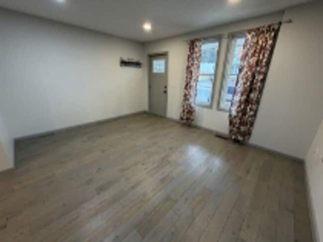 Building Photo - AVAILABLE FOR SHOWING !!! 4BR / 1.5BA.