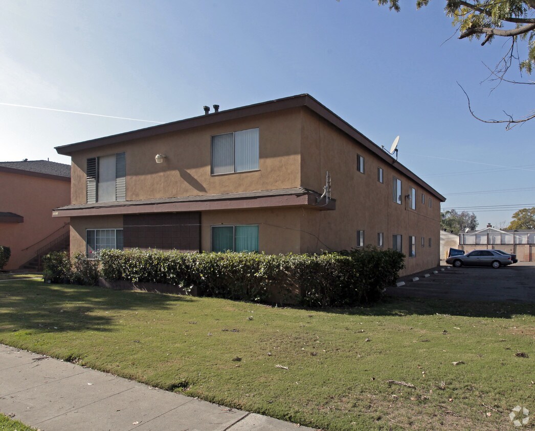 Primary Photo - Tropicana Apartments