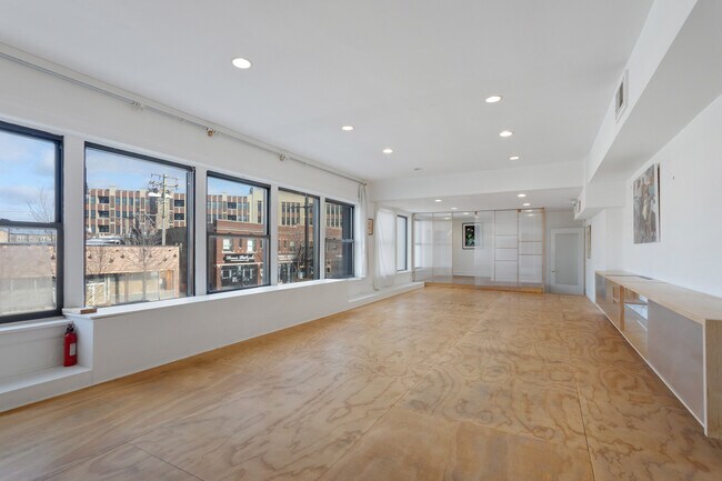 Foto del edificio - 4837 W Irving Park Rd