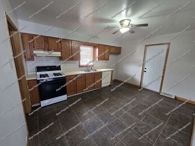 Foto del edificio - Three Bedroom Ranch w/ Oversized Garage