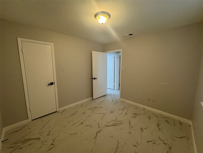 Building Photo - 2218 S Ferrisburg Ct