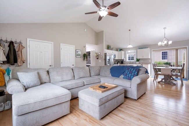 Building Photo - Gorham 3BD/2BA Single Family Home with Gar...