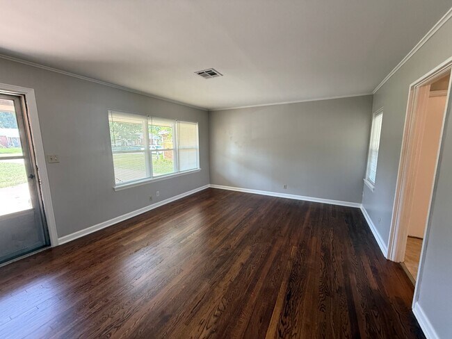 Foto del edificio - Near the University 2 bedroom Duplex With Private yard