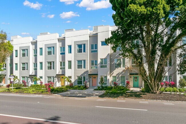 Building Photo - Beautiful LUXURY Townhome For Rent in St P...