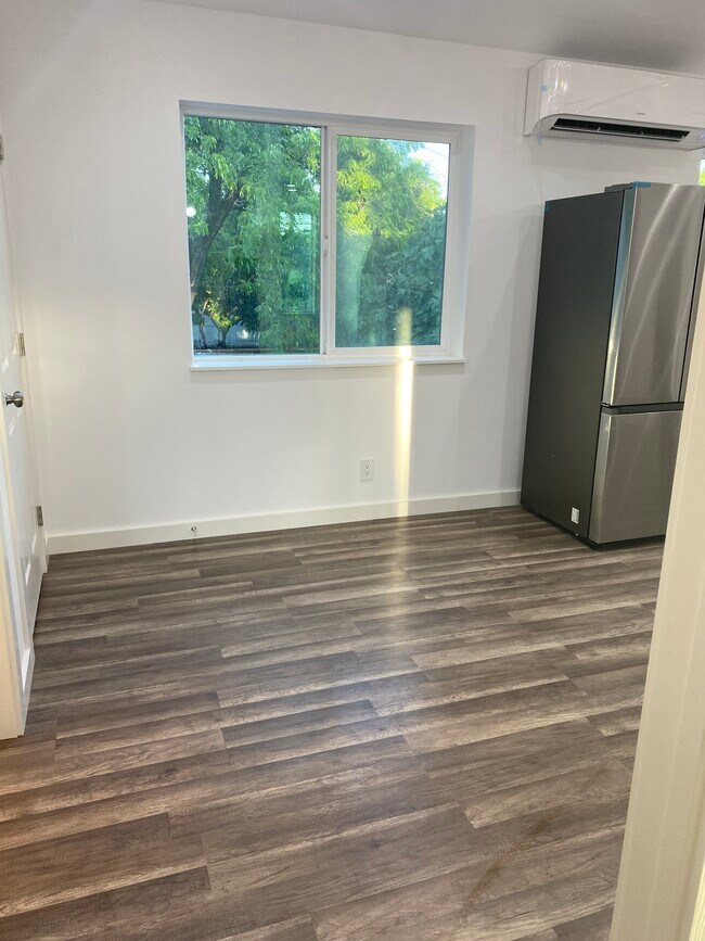 Dining room / kitchen nook - 210 Burney St