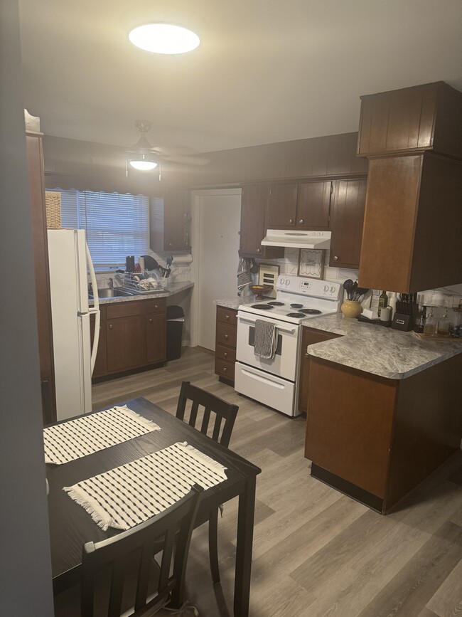 Building Photo - 227 W Caracas Ave