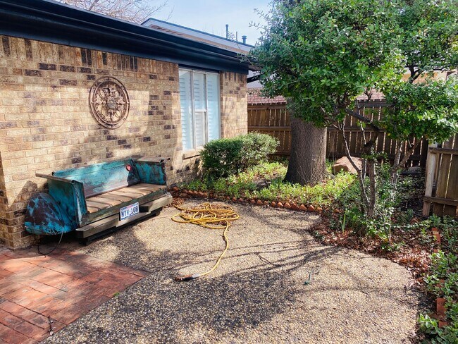 Building Photo - Pre leasing- 4 Bed 2 Bath with Sunroom and...