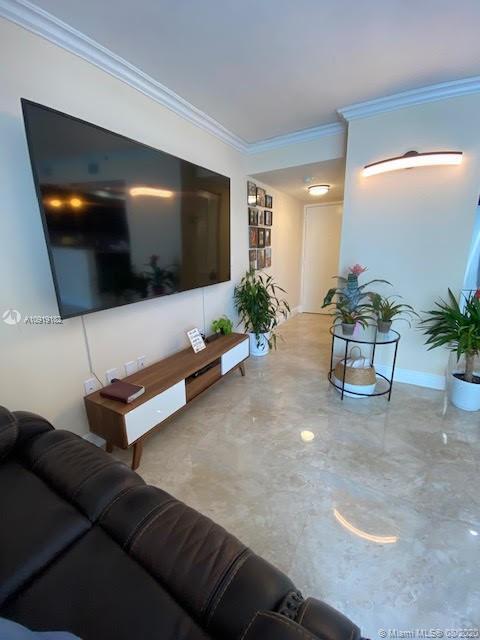 Building Photo - 2457 Collins Ave