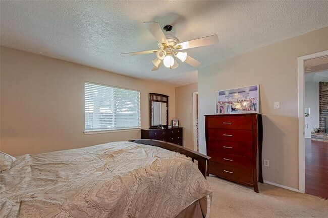 Building Photo - 24006 Pea Ridge Dr