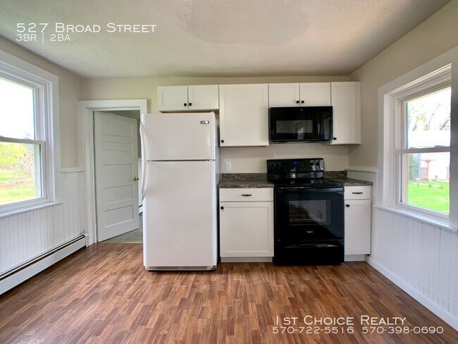 Building Photo - 3 bedroom 1 1/2 bath home with a large yard