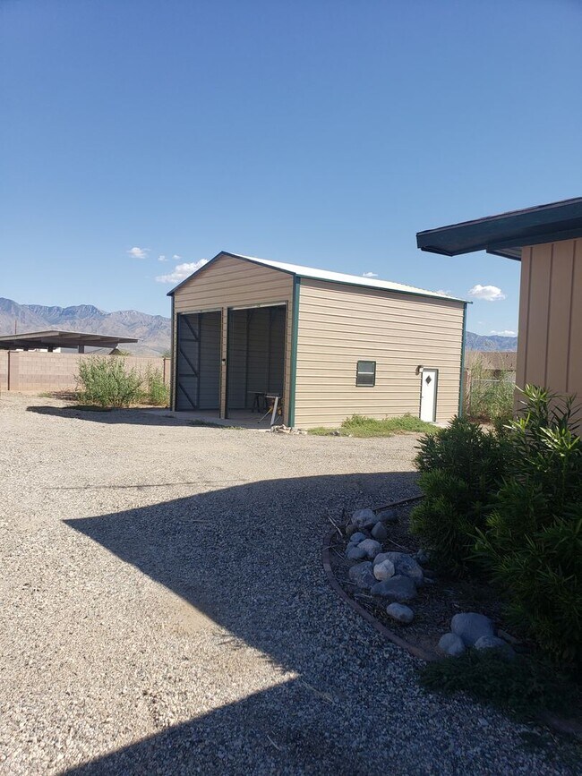 Foto del edificio - Versatile 3-Bed Home with Commercial Zonin...
