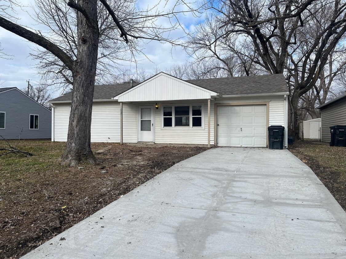 Primary Photo - UPDATED HOME WITH NEW WINDOWS, FLOORING & ...