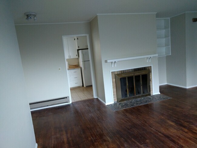 Sala de estar, mirando hacia la cocina. - 2202 NE 83rd St