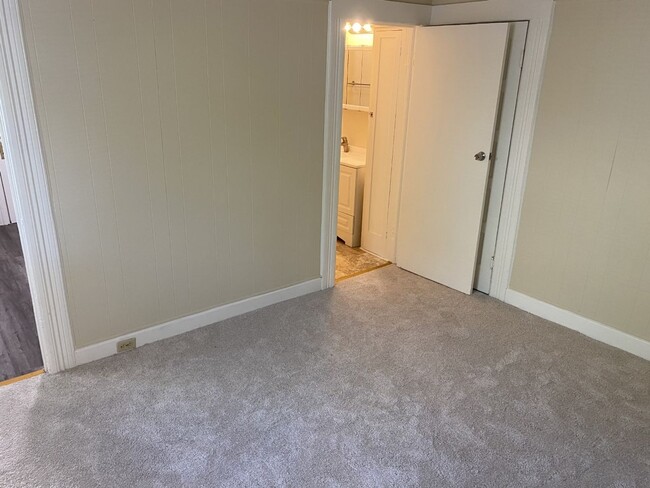 Building Photo - Charming 1-Bedroom, 1-Bathroom Ground Floor Apartment